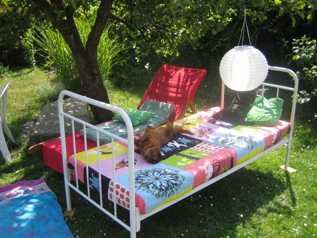 Letní tip - postel na zahradě